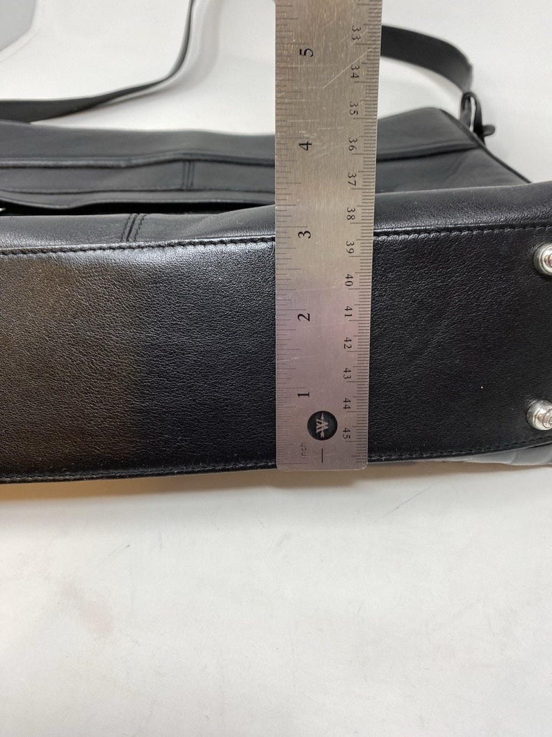 Sac à main noir Brighton en relief avec effet croco, breloque coeur argenté, doublure rouge image 8