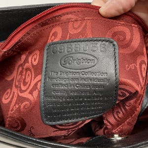 Sac à main noir Brighton en relief avec effet croco, breloque coeur argenté, doublure rouge image 10