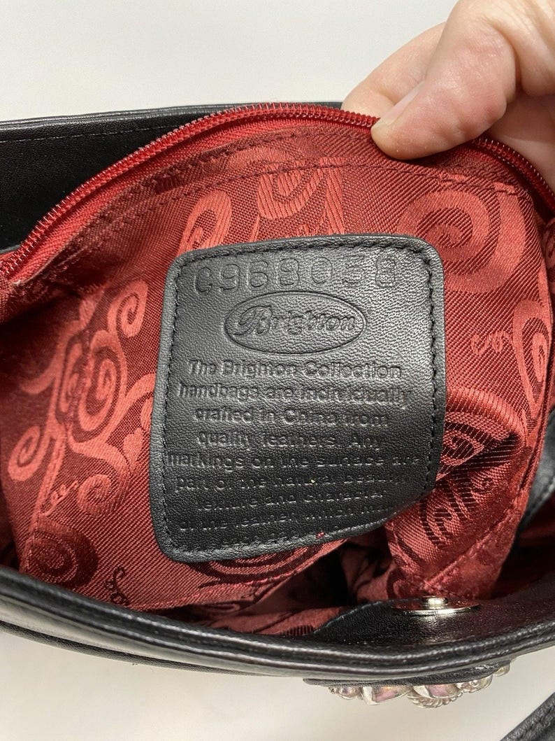 Sac à main noir Brighton en relief avec effet croco, breloque coeur argenté, doublure rouge image 10