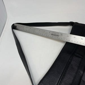 Sac à main noir Brighton en relief avec effet croco, breloque coeur argenté, doublure rouge image 7