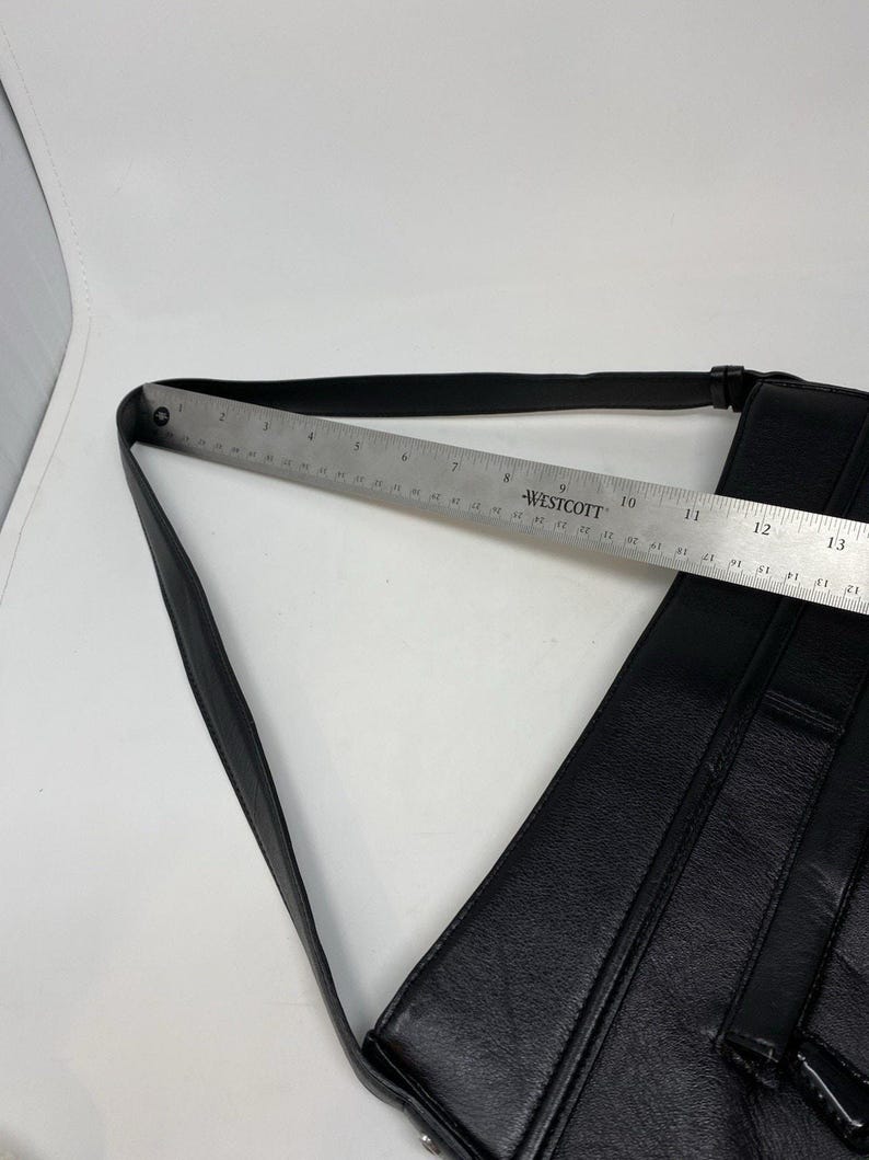 Sac à main noir Brighton en relief avec effet croco, breloque coeur argenté, doublure rouge image 7