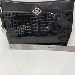 Sac à main noir Brighton en relief avec effet croco, breloque coeur argenté, doublure rouge image 5