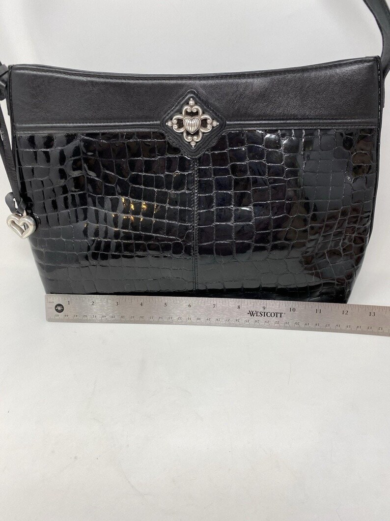 Sac à main noir Brighton en relief avec effet croco, breloque coeur argenté, doublure rouge image 5