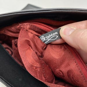 Sac à main noir Brighton en relief avec effet croco, breloque coeur argenté, doublure rouge image 14