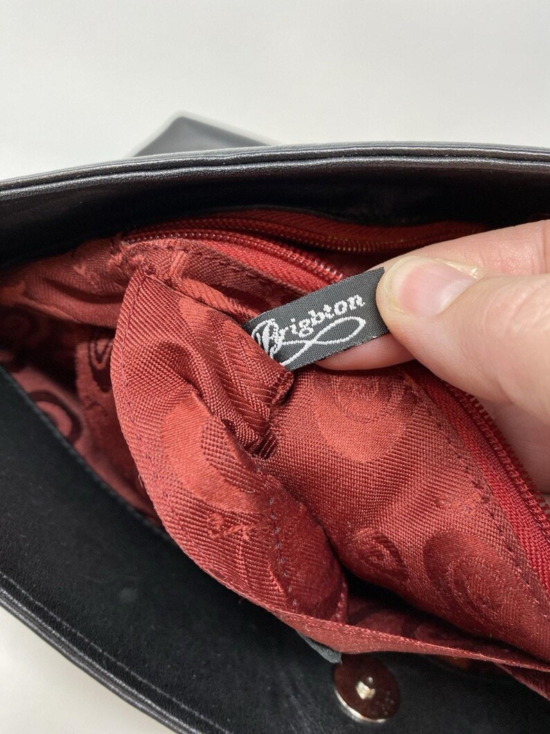 Sac à main noir Brighton en relief avec effet croco, breloque coeur argenté, doublure rouge image 14