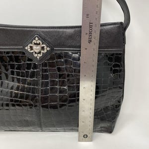 Sac à main noir Brighton en relief avec effet croco, breloque coeur argenté, doublure rouge image 2