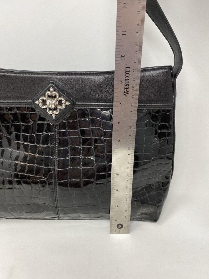 Sac à main noir Brighton en relief avec effet croco, breloque coeur argenté, doublure rouge image 2