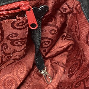 Sac à main noir Brighton en relief avec effet croco, breloque coeur argenté, doublure rouge image 12