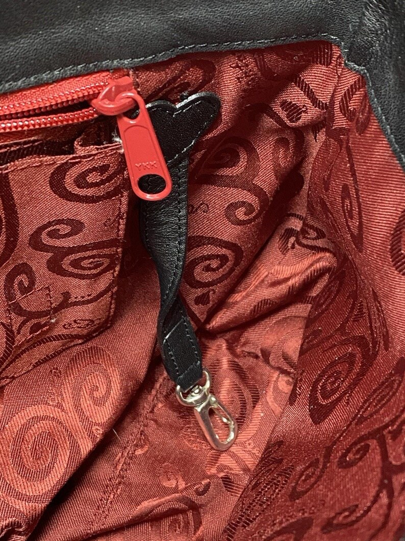 Sac à main noir Brighton en relief avec effet croco, breloque coeur argenté, doublure rouge image 12