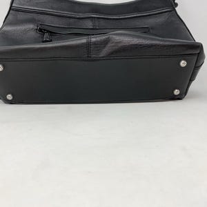 Sac à main noir Brighton en relief avec effet croco, breloque coeur argenté, doublure rouge image 3