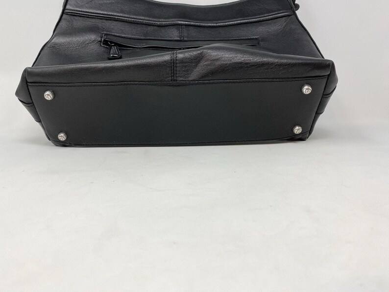 Sac à main noir Brighton en relief avec effet croco, breloque coeur argenté, doublure rouge image 3