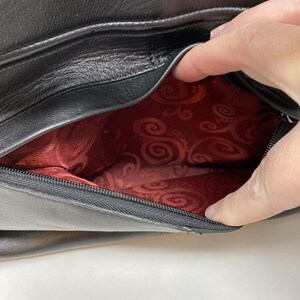 Sac à main noir Brighton en relief avec effet croco, breloque coeur argenté, doublure rouge image 6