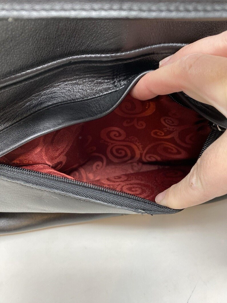 Sac à main noir Brighton en relief avec effet croco, breloque coeur argenté, doublure rouge image 6