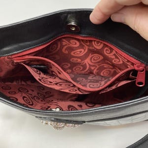 Sac à main noir Brighton en relief avec effet croco, breloque coeur argenté, doublure rouge image 9
