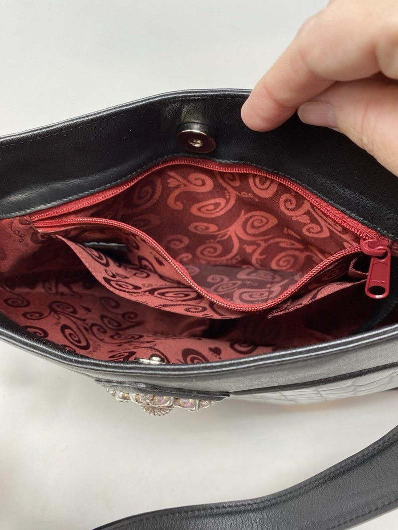 Sac à main noir Brighton en relief avec effet croco, breloque coeur argenté, doublure rouge image 9