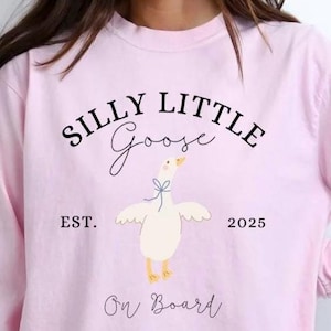 Dumme kleine Gans Schwangerschaftsankündigungs-T-Shirt Design, Baby an Bord PNG, personalisierte neue Mutter Design, Baby-Bauch, lustiges Baby enthüllen PNG