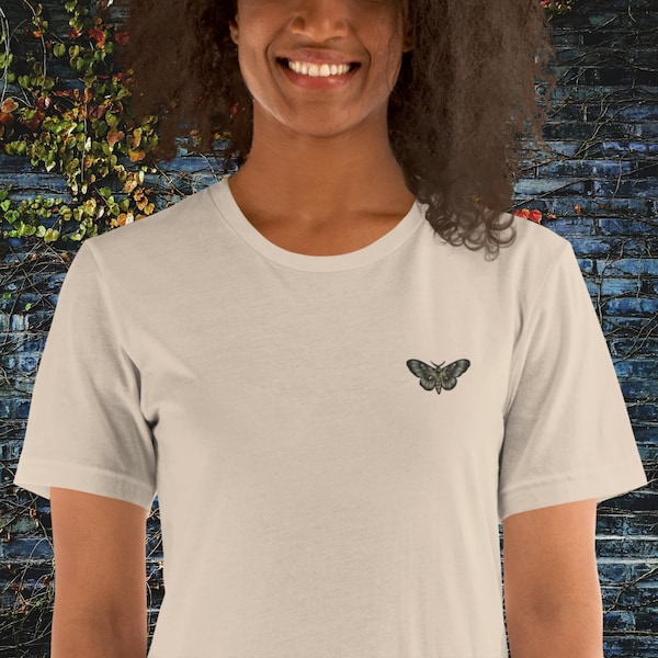 Papillon Élégant : T-shirt Envoûtant pour les Amateurs de Nature