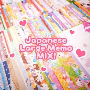 Könnte beinhalten: Eine große Auswahl an bunten japanischen Notizblöcken mit verschiedenen niedlichen Designs, darunter Tiere, Herzen und Muster. Der Text "Japanese Large Memo MIX!" ist in rosa Buchstaben oben im Bild geschrieben.