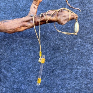 Tubo di vetro fatto a mano su catena con decorazioni in oro, arte del vetro, idea regalo, festival, rave, posate da fiuto