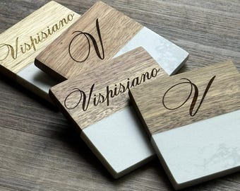 Op maat gemaakte onderzetters van marmer en acaciahout: set van 4 met houder