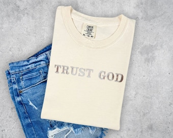 Trust God Comfort Colors Shirt, besticktes Comfort Colors Shirt, christliches Shirt, Glaube Shirt, besticktes Shirt, besticktes T-Shirt