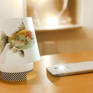 LUZY Smartphoneleuchte Lampenschirm fürs Handy Bild 2