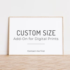 Könnte beinhalten: Ein gerahmter Druck mit dem Text "CUSTOM SIZE Add-On for Digital Prints" in Schwarz. Unter dem Text befindet sich eine horizontale Linie, und darunter wird der Text "Contact me first" angezeigt. Der Rahmen ist hellbraun und der Hintergrund ist weiß.