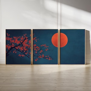 以下が含まれることがあります： スタイリッシュな赤い月と、濃い青色の背景に赤い花が咲いた木のシルエットが描かれた、3枚組の額装されたアートプリントです。