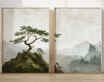 Könnte beinhalten: Ein Set aus zwei gerahmten Wandbildern mit einer Landschaftsdarstellung. Das linke Bild zeigt eine einzelne Kiefer auf einem moosigen Hügel, während das rechte Bild neblige Gebirgszüge und Nadelwälder in Grün- und Grautönen darstellt.
