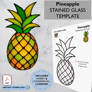 Op de afbeelding: Een printbaar glas-in-loodpatroon van een ananas met genummerde secties. Het patroon is 4,3 inch bij 8 inch en bevat instructies voor hanglussen. Het patroon is voor hobby- en commercieel gebruik.