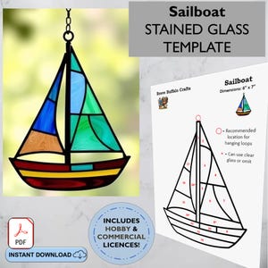 Puede incluir: Una plantilla de velero de vidrio emplomado, con un contorno en blanco y negro del velero, numerado para cortar. La plantilla mide 15,2 cm por 17,8 cm e incluye instrucciones para los bucles de suspensión y el uso de vidrio transparente.