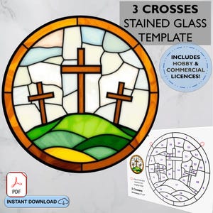 Pode incluir: Um modelo de vitral com três cruzes em uma colina com um céu azul e nuvens. O modelo está em um círculo com uma moldura marrom. O texto "3 CROSSES STAINED GLASS TEMPLATE" está no topo da imagem. O texto "INCLUDES HOBBY & COMMERCIAL LICENCES!" está em um círculo no canto superior direito da imagem.