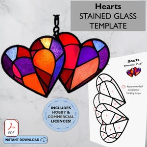 Puede incluir: Una plantilla de vitral para dos corazones, con un patrón codificado por colores para cada pieza de vidrio. La plantilla mide 5 pulgadas por 8 pulgadas e incluye instrucciones para los bucles de suspensión. La plantilla es para uso personal y comercial.