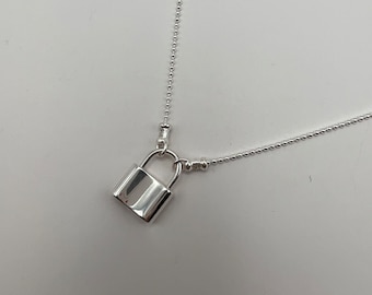 Collier cadenas sur chaîne en argent sterling