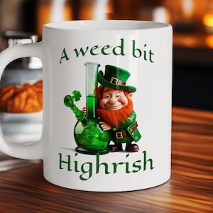 Ein Weed Bit Highrish Becher, Glück des irischen Cannabis Keramik Kaffeetasse & Shirt