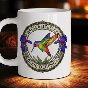 Taza "Radicalizada por la decencia básica", diseño de colibrí colorido, regalo de justicia social