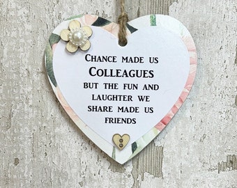 La oportunidad nos hizo colegas amistad signo de corazón de madera