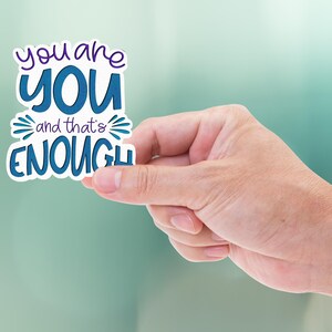 Du bist du und das ist genug Aufkleber | Handgemachter Affirmation Vinyl Aufkleber, glänzender psychische Gesundheit Aufkleber für Laptop, Journal, iPad
