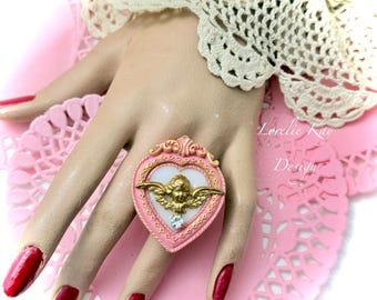 Pierścionek z sercem Kupidyna walentynkowego w miniaturowej oprawie z żywicy, platerowany 24-karatowym złotem, Lorelie Kay Original