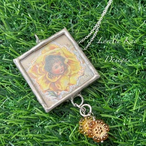 Colar com pingente de vidro soldado de dois lados Flower Child, único, Lorelie Kay, original