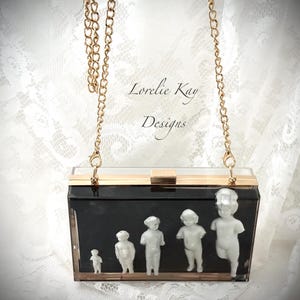 Un estudio sobre muñecas alemanas Bolso de mano de resina acrílica Cartera de mano Monedero de arte Único en su tipo Mixto Lorelie Kay Original