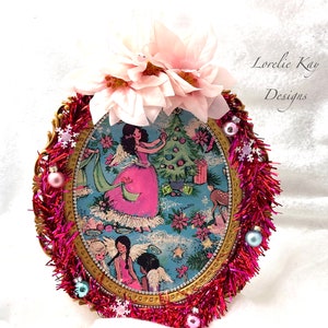 Un collage con cornice retrò rosa di un'immagine natalizia kitsch Lorelie Kay originale