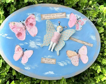 Collage Frágil pero Intrépido. Técnica Mixta Original. Muñeca Frozen Charlotte. Collage de Mariposas. Lienzo Pintado. Mariposas.
