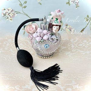 Muñeca artística Rosas en flor Frasco de perfume Atomizador Coleccionista de perfumes Arte funcional Botella alterada Lorelie Kay Original