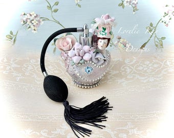 Frasco de perfume atomizador para boneca artística com rosas em flor, peça de colecionador, arte funcional, frasco modificado, original de Lorelie Kay.