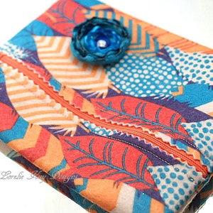 Boho pluma patrón colorido fieltro bolsa de cremallera cosmética bolsa de maquillaje bolsa de joyería embrague Lorelie Kay Diseños