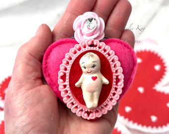 Broche coeur Kewpie peinte à la main Broche coeur rose peinte à la main pour poupée Kewpie Lorelie Kay Original