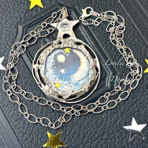 Collar de vidrio soldado con luna y estrellas, colgante celestial, pieza única, original de Lorelie Kay