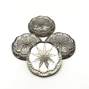 EINE (1) gepresste Glasblüte Kompass Rose Cabochon Cab Luster D Silber Grau Grau Seltene Individuell beschichtete 22,5 mm Metallic Schimmer Spitz Münze