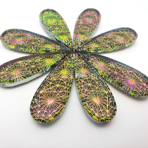 UNO (1) Pendente a goccia in vetro pressato Ragnatela Caleidoscopio Iridis Rosa Verde Vitrail Raro Rivestimento personalizzato Fucsia Arcobaleno luccicante a punta